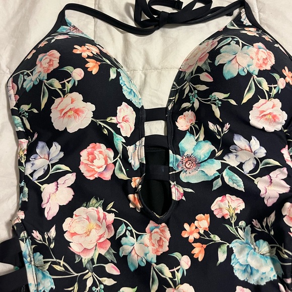 Reaction by Kenneth Cole one piece swimsuit - Picture 2 of 6